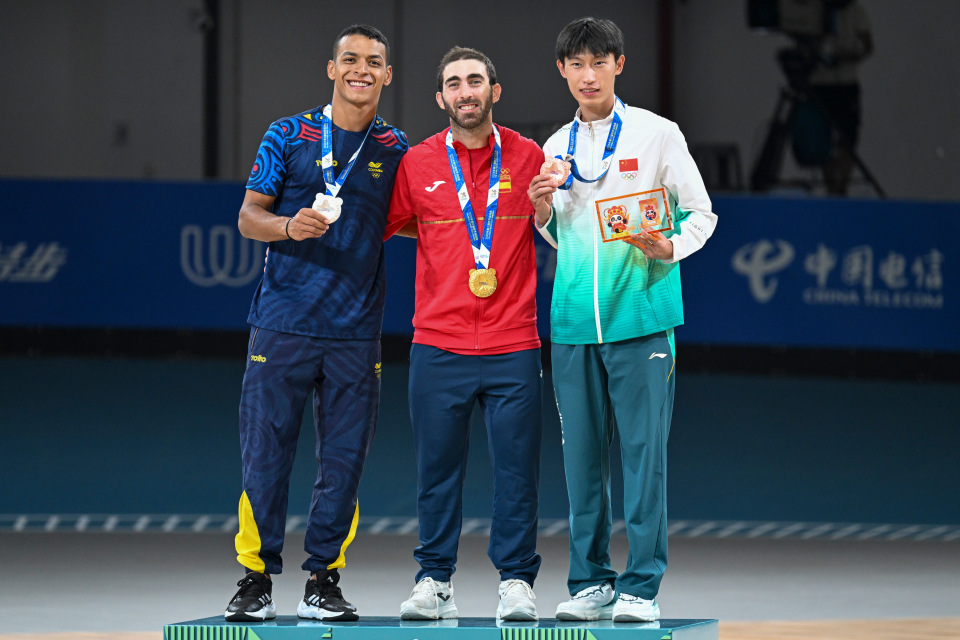 赛后庆祝, 新华社记者